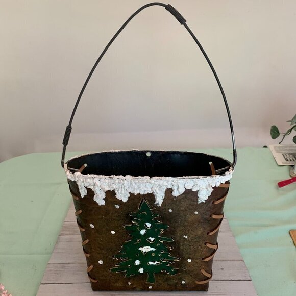 Vintage Rustic Christmas Metal Wall Door Hanging Basket XMAS Tree Snow Leather - Picture 13 of 16